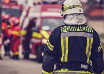 Măsuri de prevenire a incendiilor de Crăciun: Pompierii îndeamnă la siguranță în lăcașurile de cult