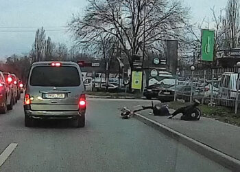 Incident pe strada Albișoara: un bărbat și un copil au căzut de pe trotineta electrică