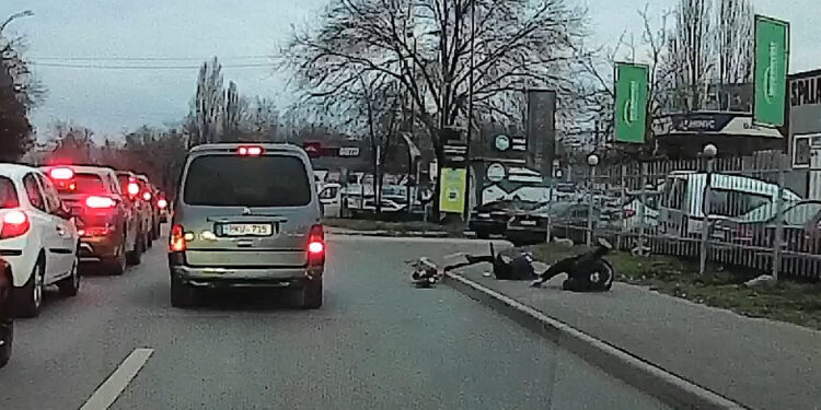 Incident pe strada Albișoara: un bărbat și un copil au căzut de pe trotineta electrică