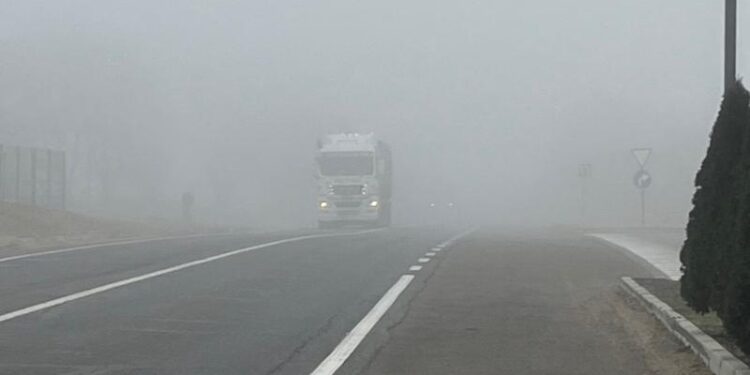 Ceață densă în centrul și nordul țării: Șoferii, atenționați să circule cu viteză redusă și să evite manevrele neasigurate