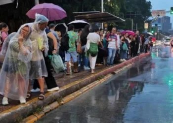 Бразилия страдает от наводнений: проливной дождь затопил улицы и метро, погибло 96 человек — кадры