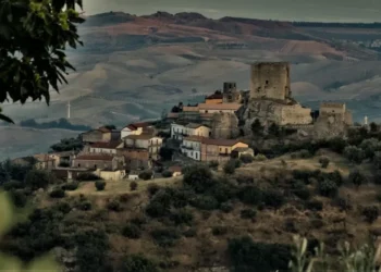 Primarul din Belcastro interzice localnicilor să se îmbolnăvească pentru a atrage atenția asupra crizei medicale