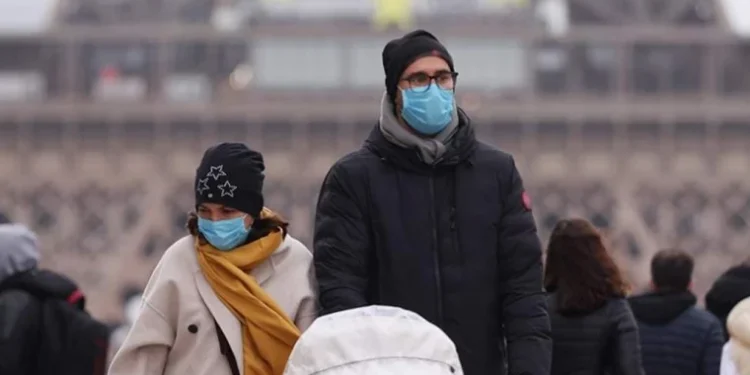 O nouă epidemie? În Franța, oamenii sînt îndemnați să poarte măști