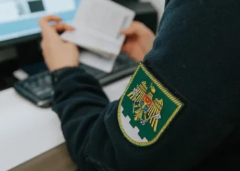 Două cazuri de folosire a documentelor falsificate, descoperite la frontiera de stat