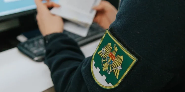 Două cazuri de folosire a documentelor falsificate, descoperite la frontiera de stat