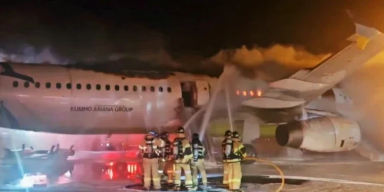 Incendiu pe pista Aeroportului Internațional Busan: 176 de persoane evacuate