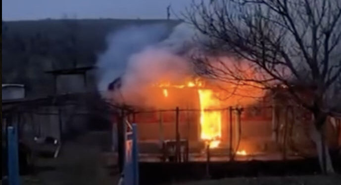 Incendiu într-o casă din satul Step-Soci: 40% din acoperiș a ars