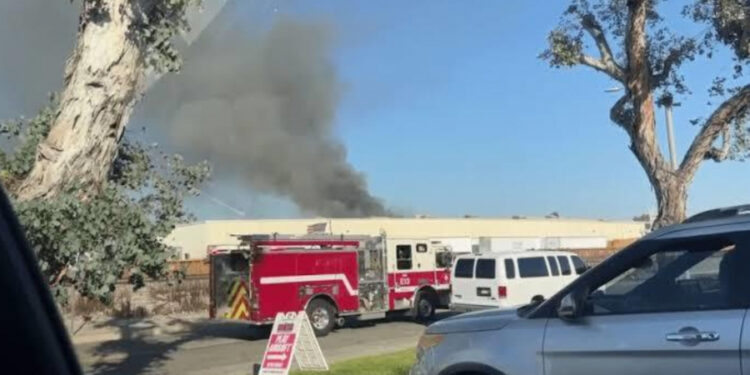 Incident aviatic în sudul Californiei: avion prăbușit pe o fabrică de mobilă, 18 răniți și două decese