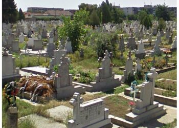 Aur scos din sicrie. Trei persoane din nordul țării, reținute pentru profanarea mormintelor