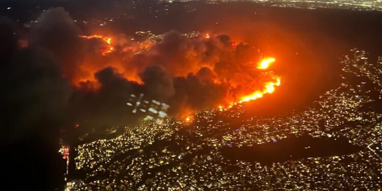 Incendiul fără precedent din Los Angeles, văzut din avion. Casa Kamalei Harris se află în cartierul de lux pârjolit de flăcări