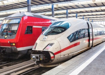 Agătaț de tren, la 282 km/h: aventura unui bărbat după ce a coborât să fumeze o țigară într-o gară