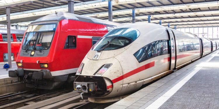 Agătaț de tren, la 282 km/h: aventura unui bărbat după ce a coborât să fumeze o țigară într-o gară