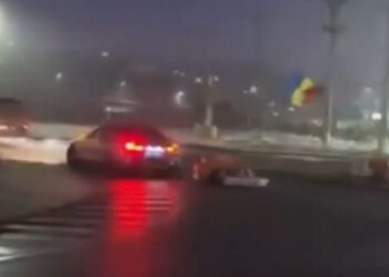 Cum a fost sancționat șoferul care a făcut drifturi într-un sens giratoriu din Iași, cu un sicriu legat de mașină