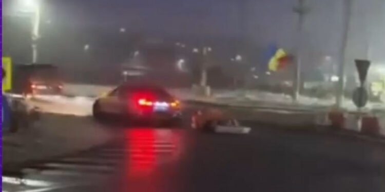 Cum a fost sancționat șoferul care a făcut drifturi într-un sens giratoriu din Iași, cu un sicriu legat de mașină