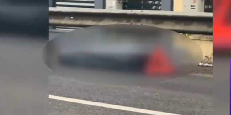 Incident macabru: Un cadavru a ajuns pe o șosea din Maramureș, după ce a căzut din mașina mortuară