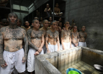 Coșmarul din mega-închisoarea unde nevinovații împart celula cu teroriști