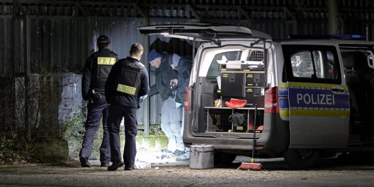 Deflagrație puternică în fața unei secții de poliție din Berlin: Doi polițiști răniți, unul grav