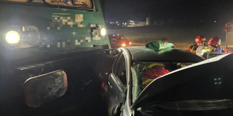 Accident feroviar în județul Mureș: cinci răniți după ce o mașină a fost lovită de un tren al cărui conductor băuse alcool