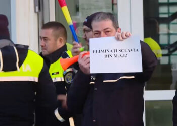 Sute de polițiști din toată țara protestează după adoptarea „ordonanței trenuleț”: „Ne exploatați, salarii înghețați”