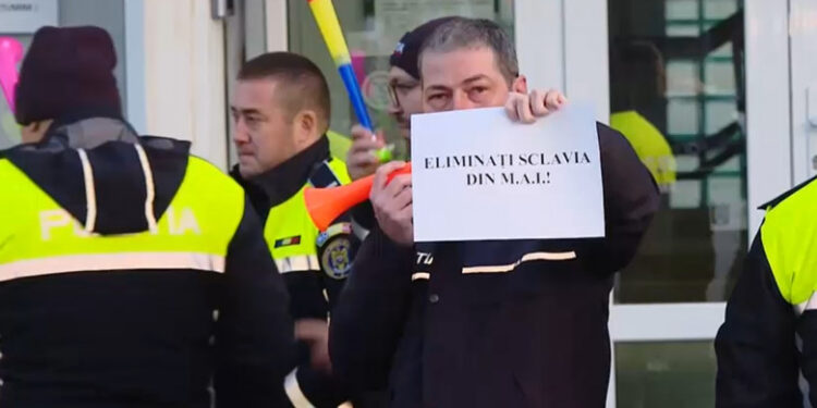 Sute de polițiști din toată țara protestează după adoptarea „ordonanței trenuleț”: „Ne exploatați, salarii înghețați”
