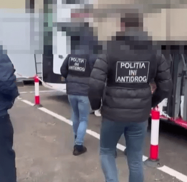 Droguri în valoare de 4 milioane de lei descoperite în Republica Moldova: Doi tineri reținuți