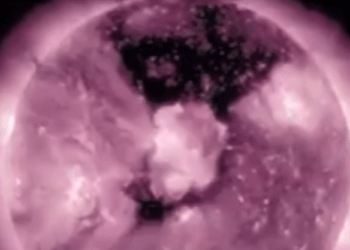 На Солнце образовалась гигантская корональная дыра — Земле грозит мощнейшая магнитная буря!