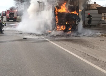 Incendiu la un autocar plin cu pasageri. Vehiculul a luat foc în mers, în dreptul unei stații GPL din Neamț