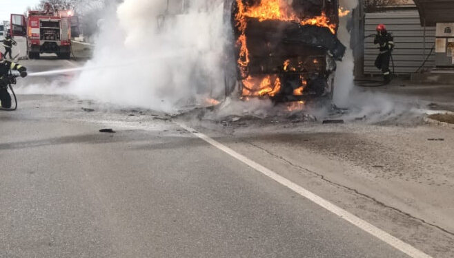 Incendiu la un autocar plin cu pasageri. Vehiculul a luat foc în mers, în dreptul unei stații GPL din Neamț
