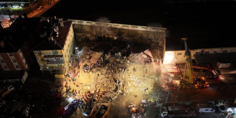 Un bloc cu patru etaje s-a prăbușit din senin, în Turcia. Momentul șocant a fost filmat