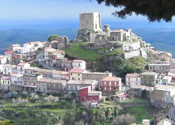 Primarul unui sat italian le interzice locuitorilor să se îmbolnăvească. Cum explică ordinul