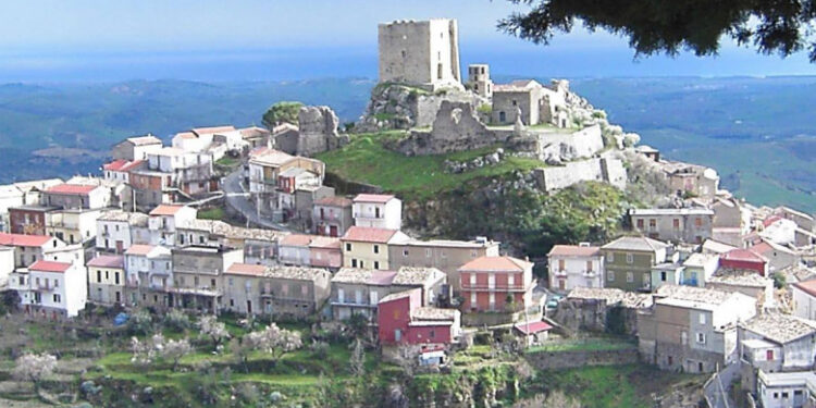 Primarul unui sat italian le interzice locuitorilor să se îmbolnăvească. Cum explică ordinul