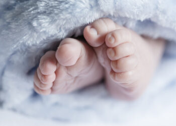 „Era mort în brațele mele”. Un bebeluș de două luni din Galați, tratat de medicul de familie pentru răceală, a murit de pneumonie
