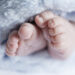 „Era mort în brațele mele”. Un bebeluș de două luni din Galați, tratat de medicul de familie pentru răceală, a murit de pneumonie