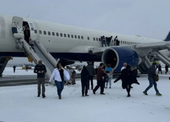 Zbor cu probleme în SUA. Pasagerii au fost evacuați pe tobogan: „Ceva nu a mers bine și motorul a luat foc”