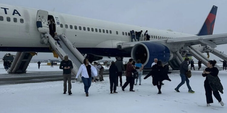 Zbor cu probleme în SUA. Pasagerii au fost evacuați pe tobogan: „Ceva nu a mers bine și motorul a luat foc”