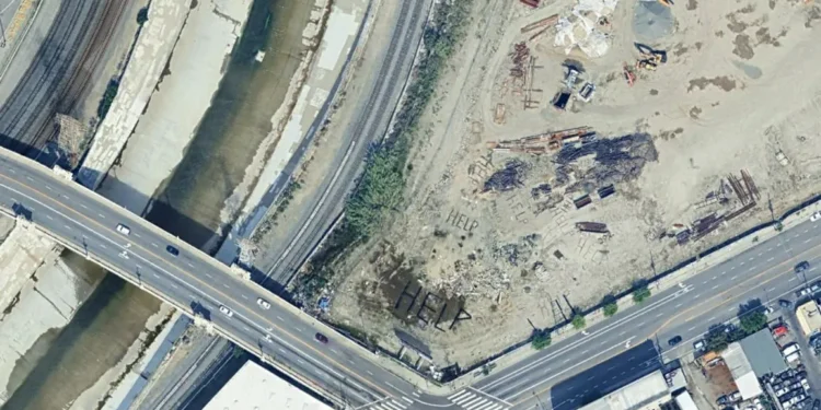 Mesaje alarmante descoperite pe un teren din Los Angeles: Poliția intervine