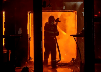 Incendiu în satul Baurci: Un bărbat a suferit arsuri la mâini încercând să stingă flăcările