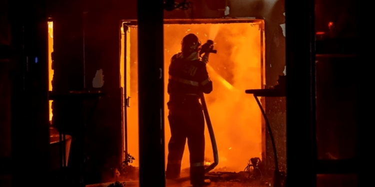 Incendiu în satul Baurci: Un bărbat a suferit arsuri la mâini încercând să stingă flăcările