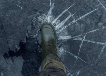 Gheața de pe lacuri și râuri, pericol pentru viață: Autoritățile avertizează asupra riscurilor în creștere