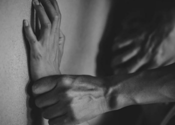 Trei bărbați trimiși în judecată pentru răpirea și violul unei femei din Rădeni