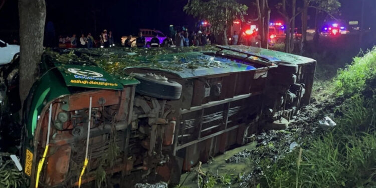В Таиланде автобус с туристами попал в ДТП, 30 человек пострадали