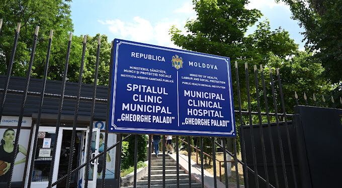 O mamă din Chișinău cere dreptate după moartea fiicei sale, care s-ar fi înecat cu lapte în spital