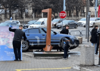 După fast food pe de-a dreptul: Două mașini, avariate, după ce șoferii nu au putut împărți intrarea din parcarea unui local