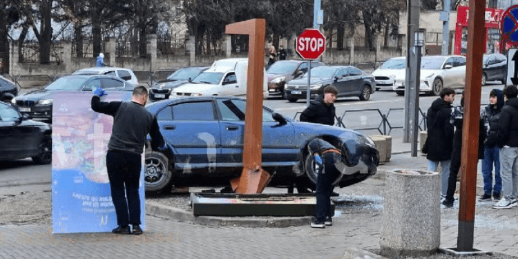 După fast food pe de-a dreptul: Două mașini, avariate, după ce șoferii nu au putut împărți intrarea din parcarea unui local