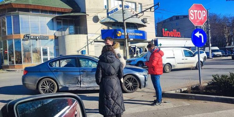 Accident de lux la Durlești: Două BMW-uri s-au lovit violent la o intersecție