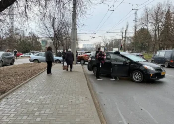 Accident pe strada Grenoble din Chișinău: Trei mașini implicate, fără victime