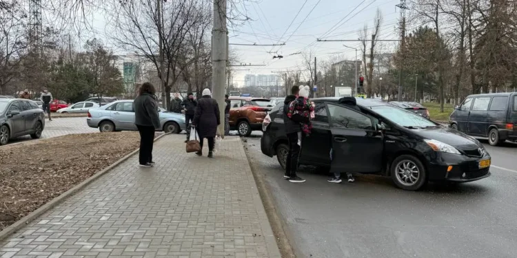 Accident pe strada Grenoble din Chișinău: Trei mașini implicate, fără victime
