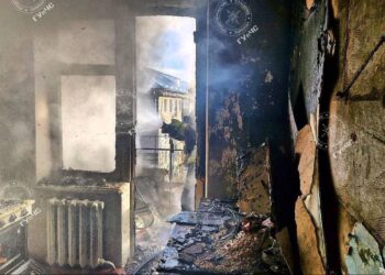 Tragedie în stânga Nistrului: Un bărbat, scos de salvatori, fără suflare, dintr-un apartament curpins de flăcări
