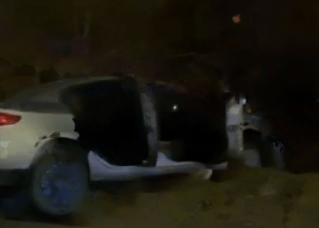 Un Renault, făcut zob pe Albișoara: Șoferul a pierdut controlul volanului, a derapat de pe traseu și s-a izbit cu mașina într-un gard