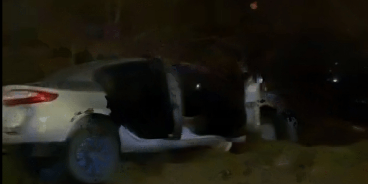 Un Renault, făcut zob pe Albișoara: Șoferul a pierdut controlul volanului, a derapat de pe traseu și s-a izbit cu mașina într-un gard